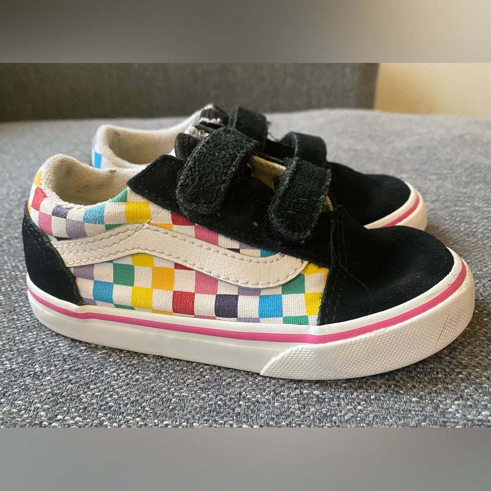 Vans Toddler Rainbow checker Old Skool V sneaker
Size 9 Toddler